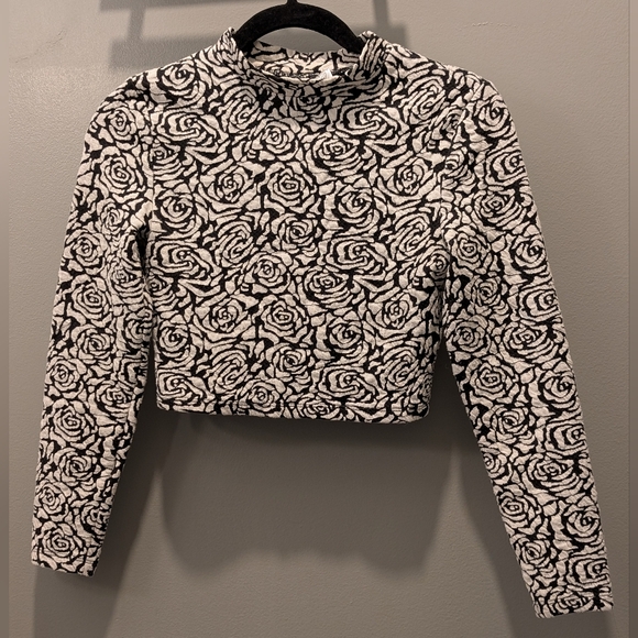 H&M Sweaters - H&M Divided Size S Black & White Cropped Mock Turtleneck Top